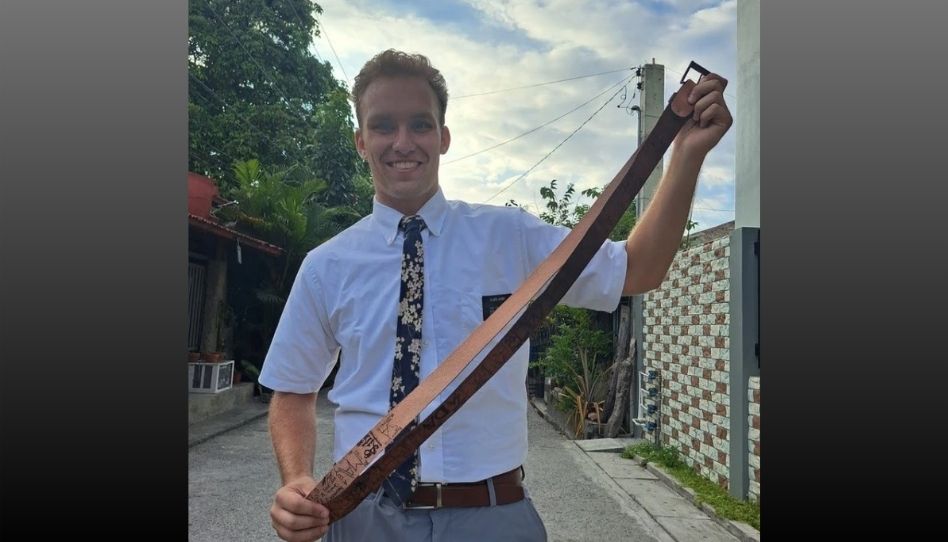 Cinto missionário com iniciais de 42 missionários da família Ashby