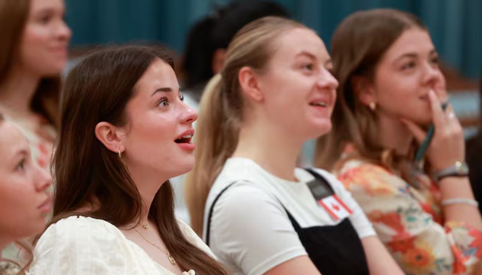 Missionárias da Missão Praça do Templo durante devocional em SLC
