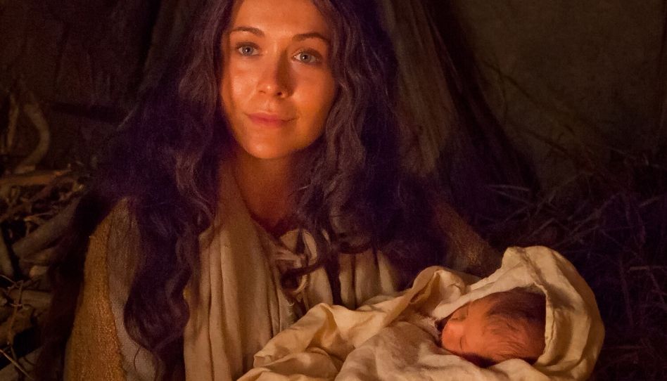 Maria com o menino Jesus nos braços