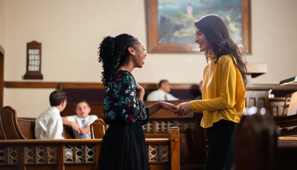 mulheres se cumprimentam no salão sacramental