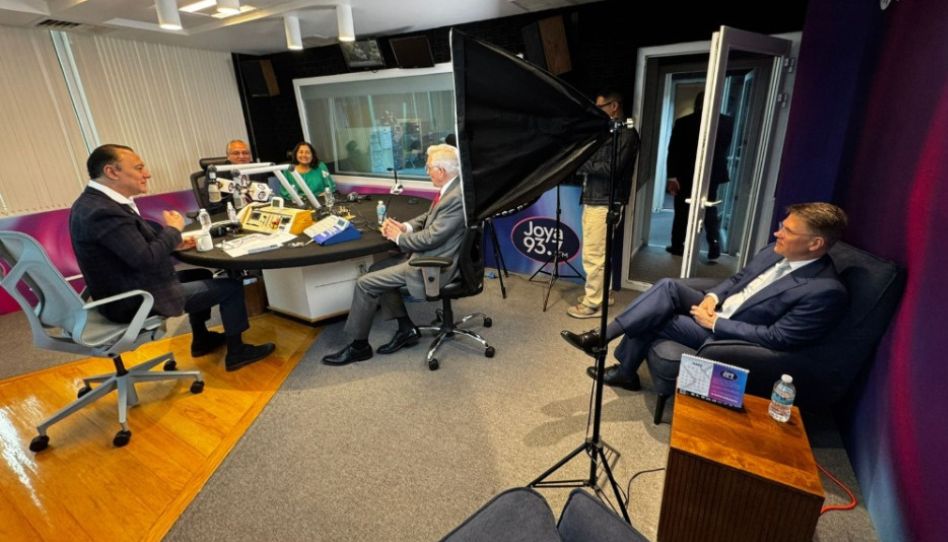 Élder Christofferson na rádio