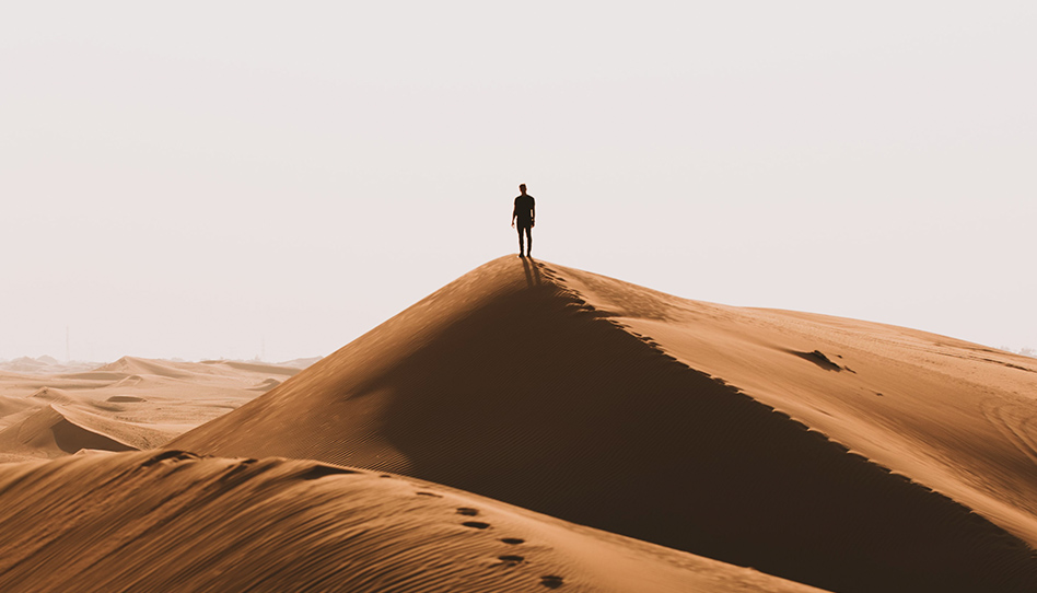 homem no deserto