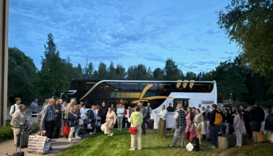 100 membros chegando ao templo