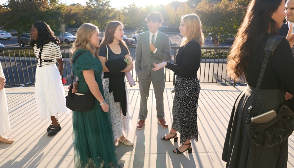 Jovens adultos se reúnem do lado de fora do Templo de Washington DC antes de participarem de um devocional com o Élder Neil L. Andersen e sua esposa, Kathy, em 18 de outubro de 2025.