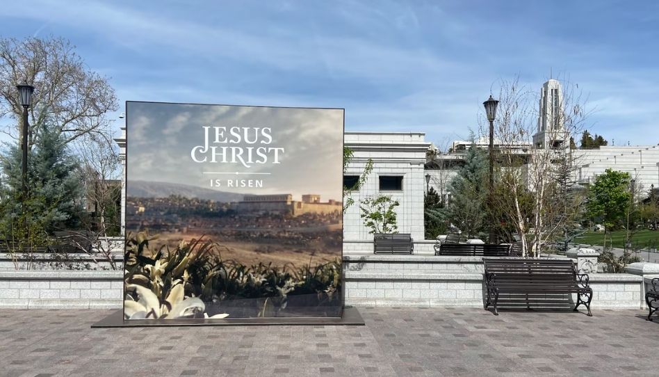 Praça do templo na Páscoa