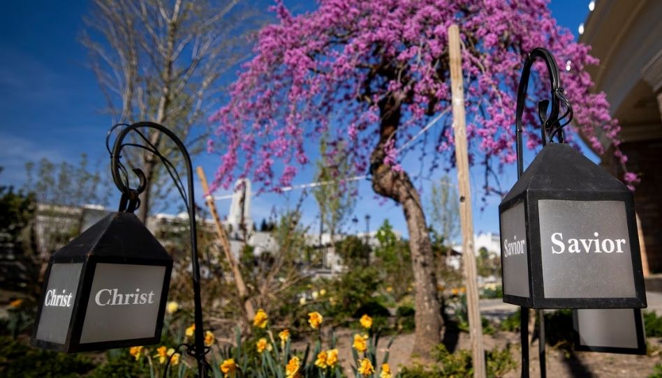 Praça do templo na Páscoa